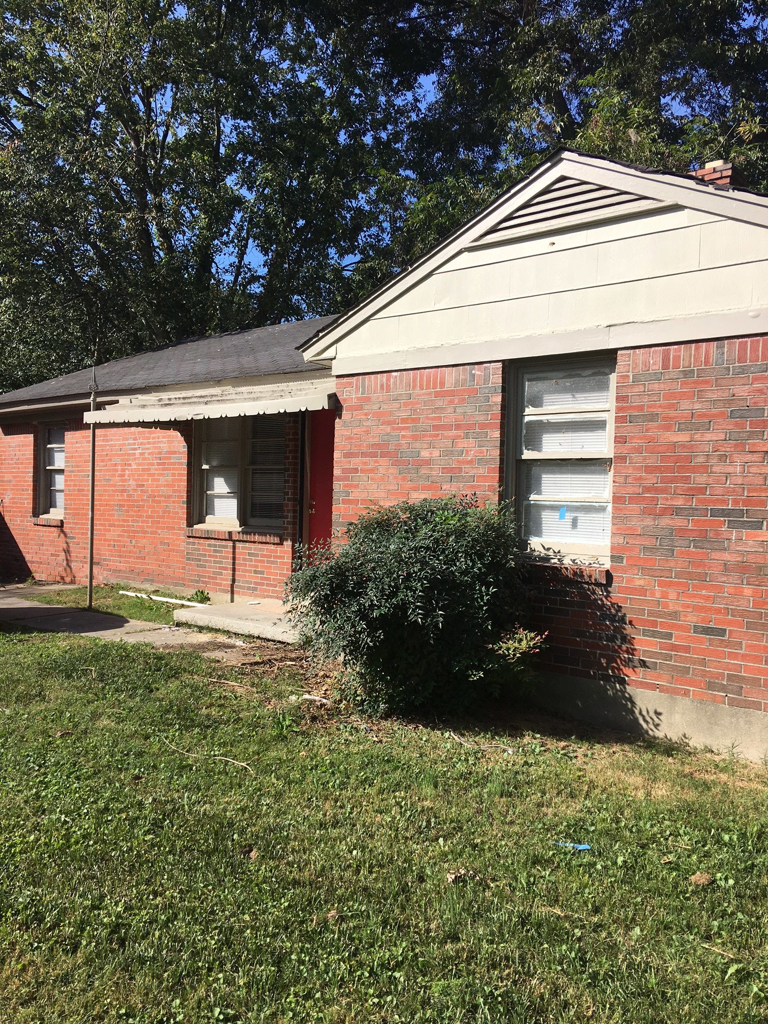 3/2 Brick Home With Den and Garage In Alpine Heights!