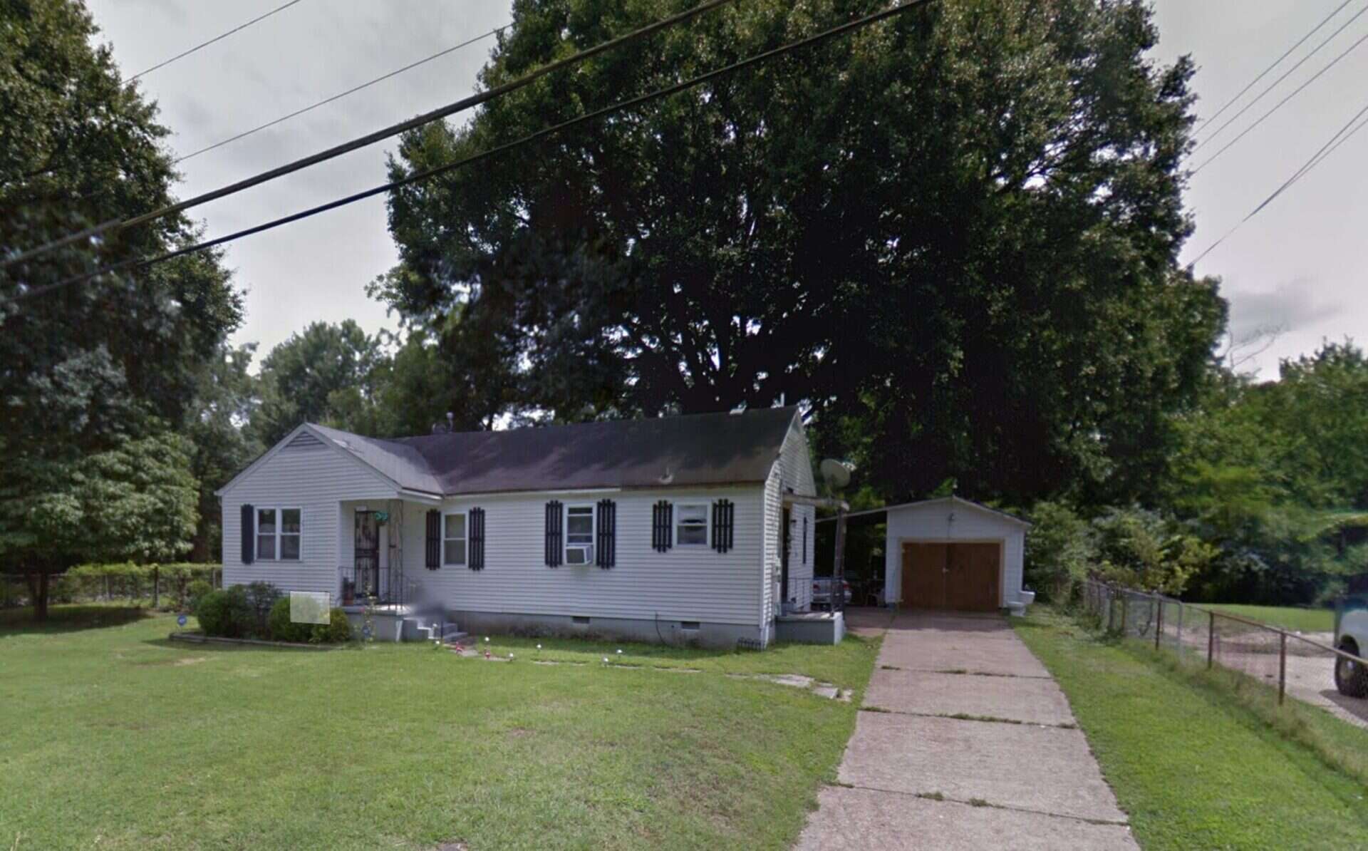 Corner Lot Home in Frayser!!!